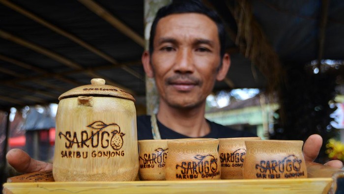 Perajin menunjukan cangkir bambu di desa wisata Saribu Gonjong, Nagari Koto Tinggi, Kabupaten Limapuluhkota, Sumatera Barat, Sabtu (31/8/2024). Kerajinan cangkir terbuat dari bambu itu menjadi suvenir desa wisata Saribu Gonjong yang dijual mulai Rp20 ribu per buah. ANTARA FOTO/Iggoy el Fitra/Spt.