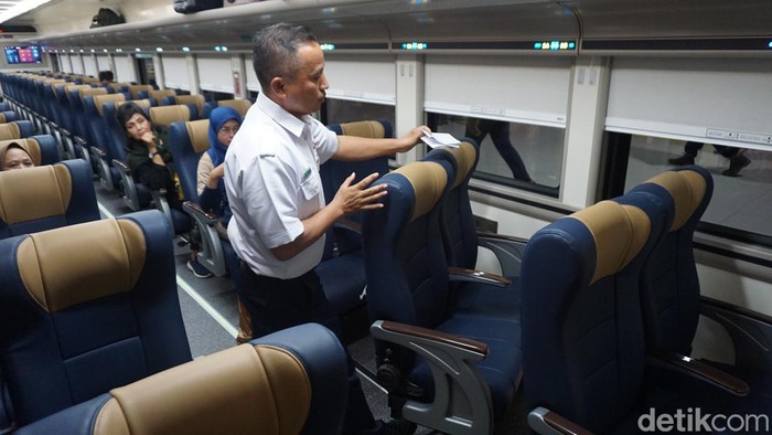 Kereta Ekonomi Premium KA Lodaya