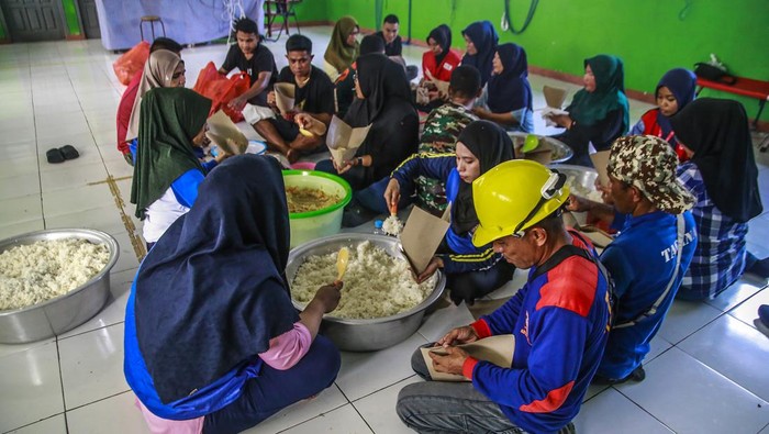 Tagana dan PMI mendirikan dapur umum untuk korban banjir bandang di Ternate. Begini kesibukan dapur umum tersebut.