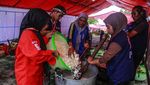 Kesibukan Dapur Umum untuk Korban Banjir Bandang di Ternate