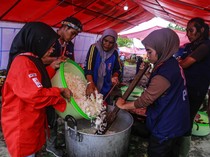 Kesibukan Dapur Umum untuk Korban Banjir Bandang di Ternate