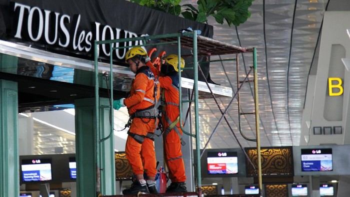 Petugas menutup bagian yang terbakar sebuah tenant resto makan dan minuman TOUS les JOURS yang ada di Terminal 3, Bandara Soekarno Hatta, Tangerang, Banten, Minggu (1/9/2024). Kebakaran restoran yang belum diketahui penyebabnya tersebut tidak menganggu operasional maupun penerbangan di Terminal 3. ANTARA FOTO/Muhammad Iqbal/wpa.