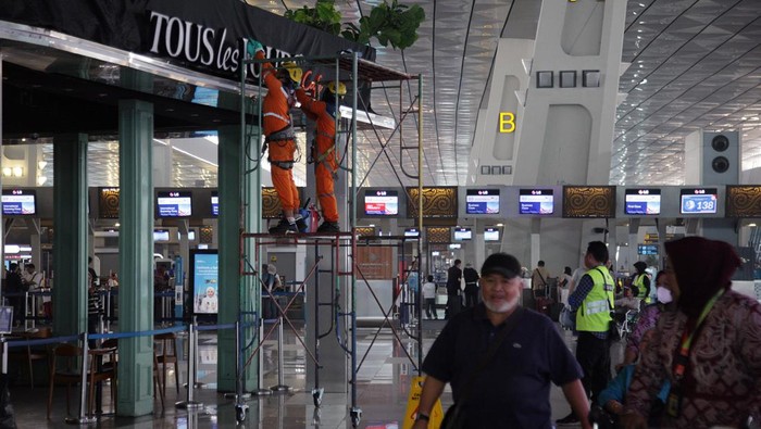 Kondisi Resto di Terminal 3 Soetta Usai Kebakaran Petugas menutup bagian yang terbakar sebuah tenant resto makan dan minuman TOUS les JOURS yang ada di Terminal 3, Bandara Soekarno Hatta, Tangerang, Banten, Minggu (1/9/2024). Kebakaran restoran yang belum diketahui penyebabnya tersebut tidak menganggu operasional maupun penerbangan di Terminal 3. ANTARA FOTO/Muhammad Iqbal/wpa.