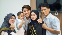 Seluruh keluarga turut hadir dalam kesempatan itu dan memberikan ucapan selamat. Foto: instagram Lesti Kejora