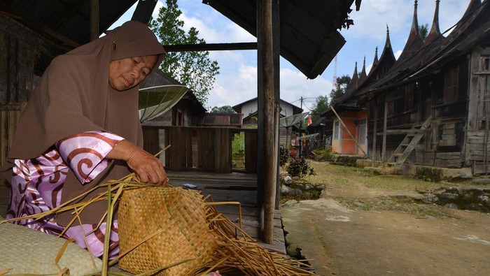Seorang warga menganyam untuk membuat tas di Desa Wisata Saribu Gonjong (Sarugo), Nagari Koto Tinggi, Kabupaten Limapuluhkota, Sumatera Barat, Minggu (1/9/2024). Warga setempat membuat kerajinan anyaman dari daun linsiang (tumbuhan yang hidup di rawa) untuk kebutuhan mereka sehari-hari dan suvenir bagi pengunjung desa wisata tersebut. ANTARA FOTO/Iggoy el Fitra/tom.