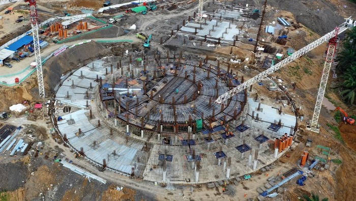 Melihat Progres Pembangunan Masjid Negara IKN Sejumlah pekerja menyelesaikan proyek pembangunan Masjid Negara Ibu Kota Nusantara (IKN), Penajam Paser Utara, Kalimantan Timur, Sabtu (31/8/2024). Menurut Ketua Satgas Pelaksanaan Pembangunan Infrastruktur Otorita IKN Danis Hidayat Sumadilaga, progres pembangunan masjid dengan anggaran sekitar Rp940 miliar yang dirancang oleh Nyoman Nuarta bekerja sama dengan arsitek lain, yakni Head of Studio 3 Alien Design Consultant, Prasetyo Condro Gumilar telah mencapai 20 persen. ANTARA FOTO/M Risyal Hidayat/Spt.