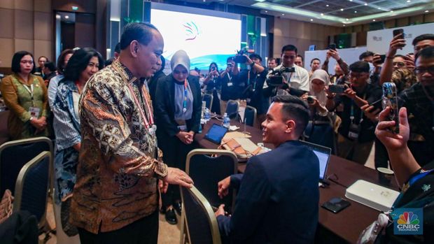 Menteri Komunikasi dan Informatika (Menkominfo) Budi Arie Setiadi meninjau media center Multi Stakeholder Partnership (HLF-MSP) 2024 dan Forum Indonesia-Africa (IAF) ke-2 di Bali Nusa Dua Convention Center (BNDCC), Nusa Dua, Bali, Minggu (1/9/2024). (CNBC Indonesia/Faisal Rahman)