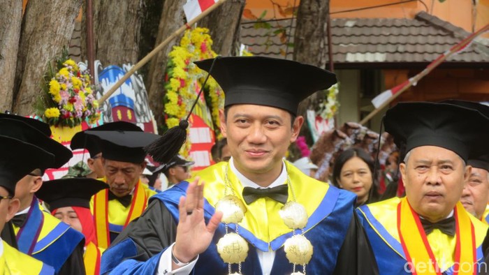 Menteri ATR/BPN Agus Harimurti Yudhoyono (AHY) menghadiri wisuda kelulusan mahasiswa STPN DIY di Banyuraden, Gamping, Kabupaten Sleman, Minggu (1/9/2024) sore.