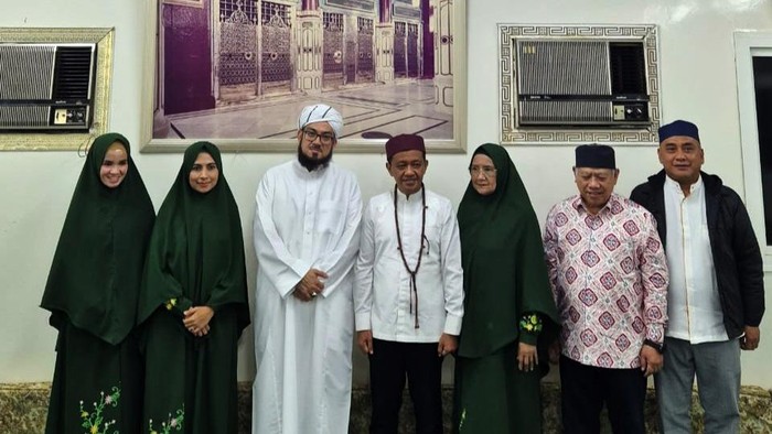 Menteri ESDM dan Ketum Partai Golkar Bahlil Lahadalia bertemu dengan ulama Sayyid Ahmad bin Muhammad bin Alawi Almaliki. Bahlil diterima Sayyid Ahmad di rumah pribadinya di Madinah, Arab Saudi.