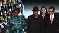 Presiden Liberia Joseph N Boakai didampingi istri Kartumu Yarta Boakai disambut Wakil Menteri Luar Negeri Pahala Mansury saat tiba di Bandara Internasional I Gusti Ngurah Rai, Badung, Bali, Sabtu (31/8/2024). Antara Foto/Media Center IAF II-HLF MSP/Fikri Yusuf. 