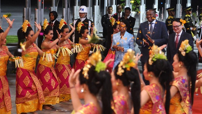 Momen Deretan Kepala Negara Tiba di Bali untuk Hadiri KTT IAF Presiden Rwanda Paul Kagame (kanan) berjalan setibanya di Bandara Internasional I Gusti Ngurah Rai, Badung, Bali, Minggu (1/9/2024). Paul Kagame tiba untuk menghadiri High-Level Forum on Multi-Stakeholder Partnerships and Indonesia-Africa Forum II di Nusa Dua, Bali pada 1-3 September. ANTARA FOTO/Media Center IAF II-HLF MSP/Galih Pradipta/nym.