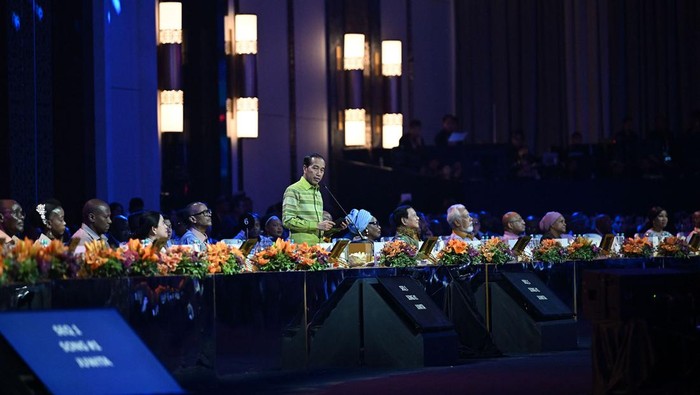 Momen Jokowi Sambut Tamu Negara di Gala Dinner IAF Rangkaian kegiatan Indonesia-Africa Forum (IAF) ke-2 mulai berlangsung hari ini. Indonesia selaku tuan rumah malam ini menggelar gala dinner untuk seluruh tamu negara yang hadir.