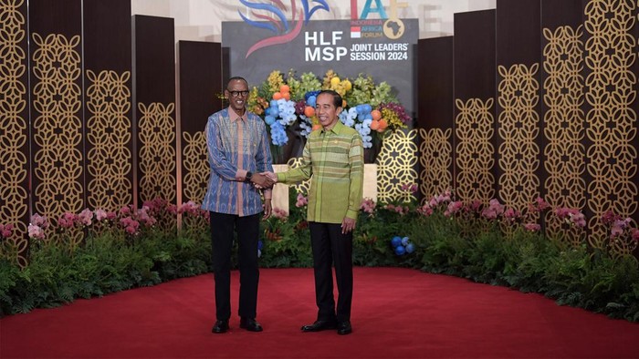 Momen Jokowi Sambut Tamu Negara di Gala Dinner IAF Rangkaian kegiatan Indonesia-Africa Forum (IAF) ke-2 mulai berlangsung hari ini. Indonesia selaku tuan rumah malam ini menggelar gala dinner untuk seluruh tamu negara yang hadir.