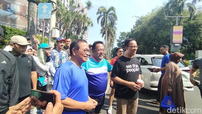 Momen Pramono Anung dan Rano Karno bertemu Anies saat CFD di Jakarta Pusat, Minggu (1/9/2024). (Fawdi/detikcom)
