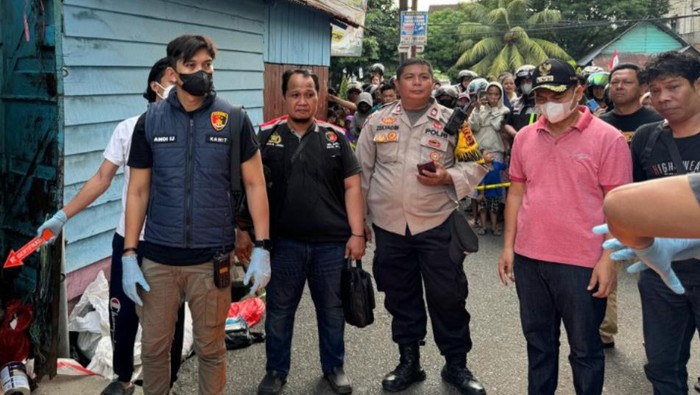 Seorang nenek tunawisma, Mi Hua (67) ditemukan tewas dalam gubuk rongsokan di RT 20, Kelurahan Payo Lebar, Kecamatan Jelutung, Kota Jambi. Mayatnya sudah mulai membusuk di tengah tumpukan rongsokan.
