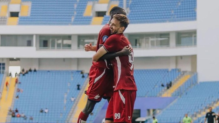 Nermin Haljeta bersama Latyr Fall merayakan gol yang dicetaknya ke gawang Dewa United dalam laga Liga 1 2024/2025 di Stadion Batakan.
