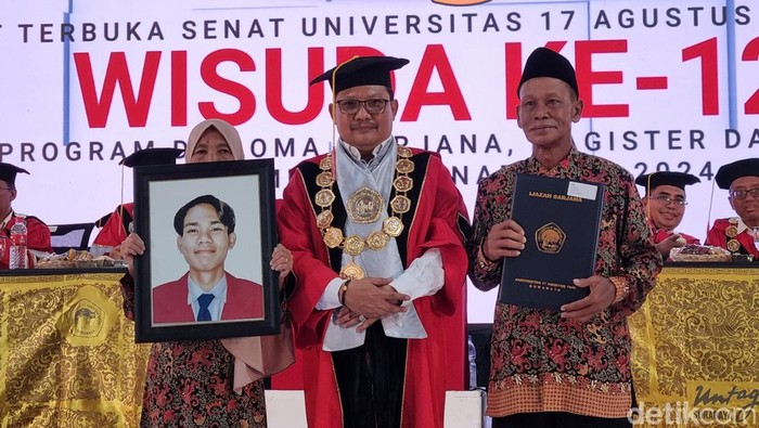 Orang tua mewakili mendiang anaknya menghadiri wisuda