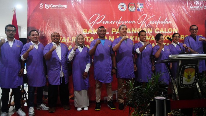 Para Calon Wali Kota dan Wakil Wali Kota Bogor Jalani Tes Kesehatan Bakal paslon Wali Kota dan Wakil Wali Kota Bogor dalam Pilkada serentak tahun 2024 Dedie Rachim (kelima kanan) dan Jenal Mutaqin (kelima kiri), Sendi Fardiansyah (keempat kanan) dan Melli Darsa (ketiga kanan), Rena Da Frina (kedua kanan) dan Teddy Risandy (kanan), Atang Trisnanto (ketiga kiri) dan Annida Allivia (keempat kiri), Raendi Rayendra (kedua kiri) dan Eka Maulana (kiri) berfoto bersama sebelum mengikuti pemeriksaan kesehatan di RSUD Kota Bogor, Jawa Barat, Minggu (1/9/2024).