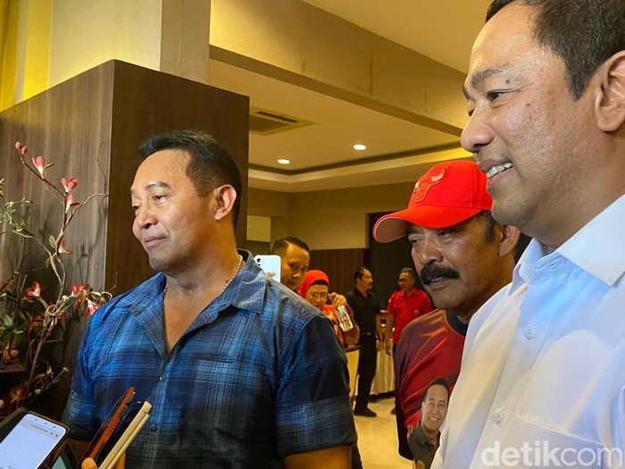 Pasangan calon Gubernur-Wakil Gubernur Jateng yang diusung PDIP, Andika Perkasa (kiri) dan Hendrar Prihadi (kanan) di GOR Sritex Arena, Kota Solo, Minggu (1/9/2024).
