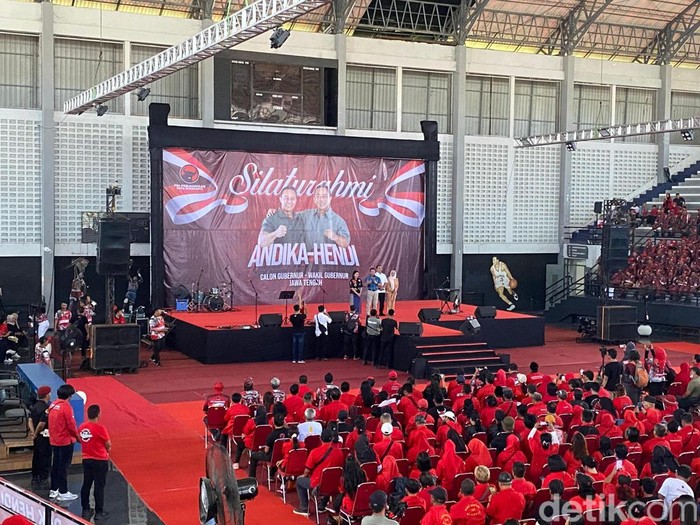 Pasangan calon Gubernur-Wakil Gubernur Jawa Tengah (Jateng) Andika Perkasa- Hendrar Prihadi (Hendi) temui kader PDIP di GOR Sritex Arena, Kota Solo, Minggu (1/9/2024) siang.
