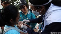 Petugas Puskesmas Setia Budi memberikan vaksin polio kepada anak di kawasan CFD Jakarta, Minggu (1/9/2024).
