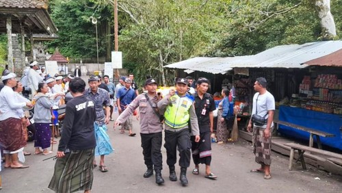 Proses evakuasi korban meninggal dunia di Pura Lempuyang, Kecamatan Abang, Kabupaten Karangasem Minggu (1/9/2024). (dok. Polres Karangasem)