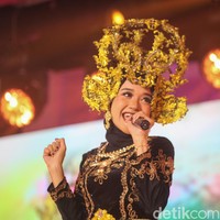 Selain tiga pemenang utama, juri Emeron Hijab Hunt 2024 juga memilih pemenang inspiratif yang jatuh kepada Az Zahra Tania Arifani. Zahra memukau dengan kemampuannya sebagai sinden. Foto: Rafida Fauzia, Andhika Prasetia/Detikcom