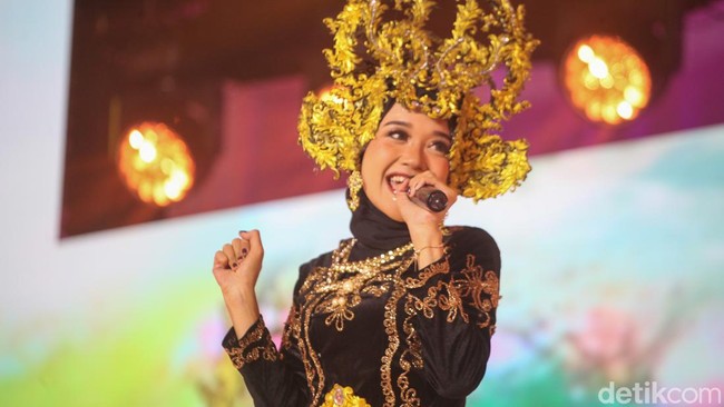 Selain tiga pemenang utama, juri Emeron Hijab Hunt 2024 juga memilih pemenang inspiratif yang jatuh kepada Az Zahra Tania Arifani. Zahra memukau dengan kemampuannya sebagai sinden. Foto: Rafida Fauzia, Andhika Prasetia/Detikcom
