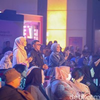 Inilah tiga juri yang memberikan penilaian dan komentar pada para finalis Emeron Hijab Hunt 2024 yang tampil di malam grandfinal. Mereka adalah Anang Hermansyah, Intan Nuraini dan Indah Nada Puspita. Foto: Rafida Fauzia, Andhika Prasetia/Detikcom