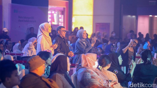 Inilah tiga juri yang memberikan penilaian dan komentar pada para finalis Emeron Hijab Hunt 2024 yang tampil di malam grandfinal. Mereka adalah Anang Hermansyah, Intan Nuraini dan Indah Nada Puspita. Foto: Rafida Fauzia, Andhika Prasetia/Detikcom