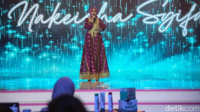 Berdasarkan penilaian juri, Nakeisha Syifa terpilih sebagai juara pertama Emeron Hijab Hunt 2024. Nakeisha memukai juri dengan kemampuan bernyanyinya. Foto: Rafida Fauzia, Andhika Prasetia/Detikcom