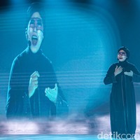 Juara ketiga adalah Palupi Krakatao yang membuat juri merinding saat berpuisi karyanya sendiri. Dia dianggap memiliki kemampuan berpuisi di atas rata-rata. Foto: Rafida Fauzia, Andhika Prasetia/Detikcom