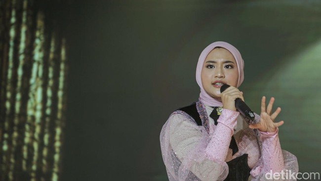 Juara kedua Emeron Hijab Hunt 2024 adalah Shasyelfa Setyaning Haryoseno yang memikat Anang, Intan dan Indah Nada dengan kemampuan bernyanyi ala teater Brodaway. Foto: Rafida Fauzia, Andhika Prasetia/Detikcom