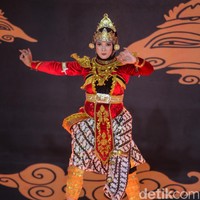 Dan pemenang favorit yang dipilih berdasarkan hasil voting adalah Dinda Amalia Gumay asal Yogyakarta yang menari tradisional di grand final Emeron Hijab Hunt 2024. Foto: Rafida Fauzia, Andhika Prasetia/Detikcom