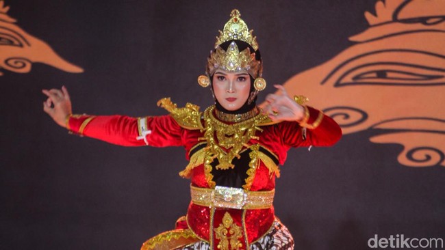 Dan pemenang favorit yang dipilih berdasarkan hasil voting adalah Dinda Amalia Gumay asal Yogyakarta yang menari tradisional di grand final Emeron Hijab Hunt 2024. Foto: Rafida Fauzia, Andhika Prasetia/Detikcom