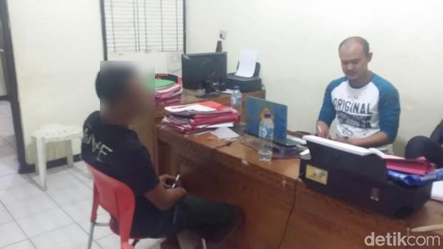 Pemeriksaan Indra Okta alias Raden yang pernah mengaku sebagai tuhan di Sukabumi Pemeriksaan Indra Okta alias Raden yang pernah mengaku sebagai tuhan di Sukabumi