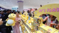 Gerai ini ramai didatangi pengunjung mulai dari orang dewasa hingga anak-anak. 