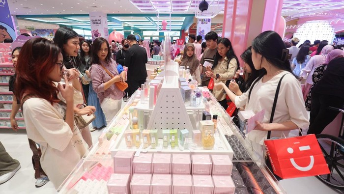 Pengunjung melihat produk yang dipajang di gerai Miniso Land, Central Park, Jakarta, Sabtu (31/8/2024).