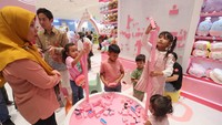 Selain itu ada juga area hiburan untuk bermain dan berfoto yang mungkin tidak dapat ditemukan di gerai-gerai lainnya.
