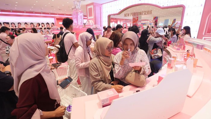 Pengunjung melihat produk yang dipajang di gerai Miniso Land, Central Park, Jakarta, Sabtu (31/8/2024).