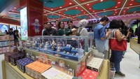 Gerai ini menghadirkan berbagai bagian hal-hal unik yang menarik, seperti parfum, mainan, blind box, produk kecantikan, camilan.