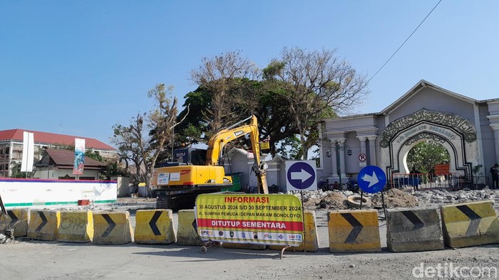 Penutupan sementara Jalan Sumpah Pemuda di Kelurahan Kadipiro, Kecamatan Banjarsari, Kota Solo, Minggu (1/9/2024).