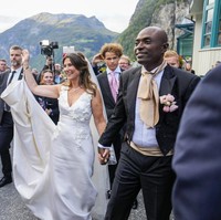 Hubungan keduanya telah menyebabkan konflik dan kontroversi di kalangan masyarakat terkait keputusannya untuk mengambil jalan berbeda dari yang biasa dilalui seorang anggota kerajaan tradisional, yakni yang bersifat ‘klenik’.  Foto: Heiko Junge/NTB via AP