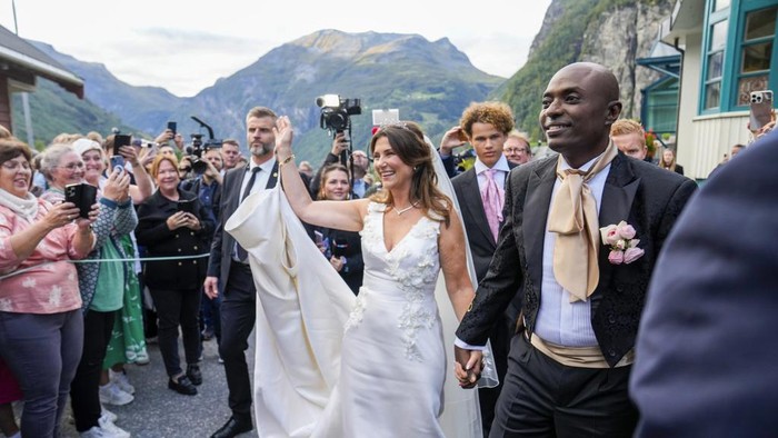 Putri Kerajaan Norwegia Martha Louise dan Durek Verrett melangsungkan pernikahan di Geiranger, Norwegia, Sabtu (31/8/2024).