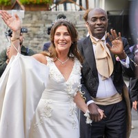 Berbeda dengan pernikahan kerajaan lainnya yang biasanya disaksikan oleh ribuan orang di jalan-jalan, pernikahan Putri Märtha Louise dan Durek Verrett berlangsung jauh dari sorotan publik. Pasangan pengantin tersebut selama upacara hampir sepenuhnya tertutup oleh tenda dan kain putih. Foto: Heiko Junge/NTB via AP