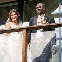 Putri Martha Louise dari Norwegia resmi dinikahi dukun asal Amerika, Durek Verrett pada Sabtu (31/8/2024). Keduanya menikah dalam sebuah upacara privat yang digelar di sebuah hotel di Geiranger, Norwegia Barat. Foto: Heiko Junge/NTB via AP