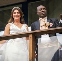 Putri Märtha Louise pernah mengklaim bahwa dirinya memiliki kemampuan clairvoyance, dan hingga tahun 2018, ia menjalankan sebuah sekolah yang mengajarkan siswa-siswanya untuk menciptakan mukjizat dan berbicara dengan malaikat. Sementara itu, Durek Verrett mengaku bahwa ia adalah generasi keenam dari keluarga dukun dan pernah berkata bahwa ia mati selama empat menit dan 25 detik.  Foto: Heiko Junge/NTB via AP