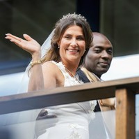 Orang tua sang putri, Raja Harald dan Ratu Sonja, hadir dalam upacara pernikahan tersebut bersama anggota keluarga kerajaan Norwegia lainnya, serta para pangeran dan putri dari Swedia dan Belanda. Tiga putri Märtha Louise dari pernikahan sebelumnya dengan mendiang penulis Norwegia, Ari Behn, juga turut hadir. Meski ada sekitar 350 tamu yang menghadiri perayaan itu, tak ada tanda-tanda kehadiran teman-teman selebriti Amerika yang diklaim dekat dengan Verrett.  Foto: Heiko Junge/NTB via AP