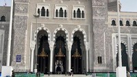 Pintu Raja Abdullah atau pintu gerbang nomor 100 memiliki tinggi 13,3 meter, lebar 7,7 meter, dan berat 14 ton. Pintu ini terlihat mencolok dari desain arsitektur modern dan seni dekoratif Islam yang menghiasinya. Foto: Saudi Press Agency (SPA)