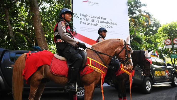 Polisi Berkuda dan Panser Amankan KTT IAF di Bali KTT Indonesia Africa Forum (IAF) ke-2 dan High Level Forum on Multi Stakeholders Partnership (HLF MSP) digelar di Bali pada 1-3 September 2024. Polisi berkuda dan panser disiagakan untuk mengamankan KTT tersebut.